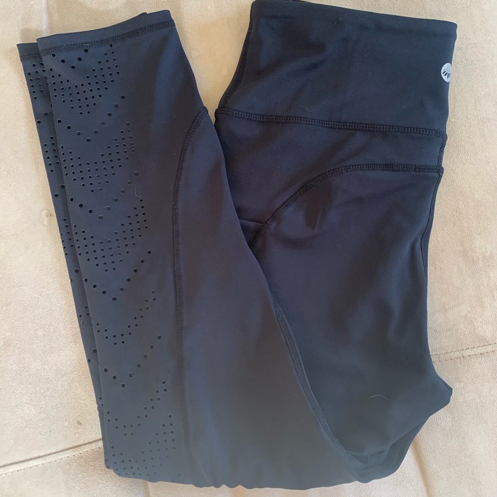 Black cropped yoga pants